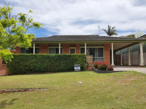 Cuddles Cottage 4 Christmas Bush Avenue - holiday house near Dutchies, Nelson Bay